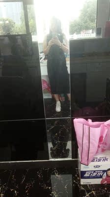 料子很舒服，冰冰凉凉的，很是滑溜溜的，莫代尔的一步裙一直很好，买了好多颜色了，偏爱黑色显瘦，卖家服务态度好，热情，衣服用质量说话，感谢万分。