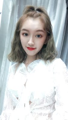 衣服很快就到啦 质量很棒呢 蕾丝手感很好 摸起来不是廉价的感觉 穿起来很舒服 分身款式很显瘦 外罩搭起来更洋气了呢 不用担心走光