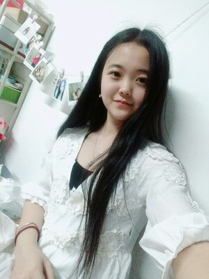 刚拿到就穿了  很好看 。纱裙 贴身穿很舒服 外面小花朵装饰是立体的 设计很好看 侧边有拉链 我刚穿还以为是直接套的 哈哈哈 等夏天到了啦 就去水上乐园