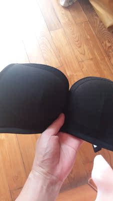 文胸不错，是全棉的，而且没有钢圈，是我喜欢的款式，质量好，手感好，卖家的服务态度也非常的好，洗了以后不怎么褪色。也没有什么异味，总之很满意。