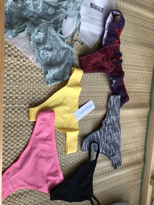 颜色很正,实物和图片上都是一样的。料子摸着也很舒服,小裤裤边都是有边的所以不会卷。等过水勒 颜色很正,实物和图片上都是一样的。料子摸着也很舒服,小裤裤边都是有边的所以不会卷。等过水勒