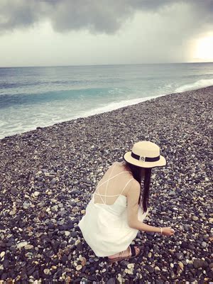 本人平胸，但是这款真的是最适合的，贴得超级好！一天下来出好多汗都不会松，本来以为要加背带才稳，我没有加也很牢固，配露背裙的不二选择！