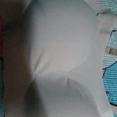 背心不错。。。。。手感蛮好。。。感觉吊带款的更好。。。。。。很喜欢啦。。。。但是内裤的质量是真的很差，硬邦邦，很粗糙，还是喜欢背心