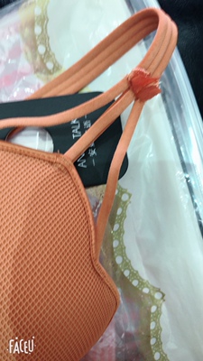 果然没有失望，穿上很贴身  漂亮 而且肩带很舒服  像没穿一样    聚拢效果也很好   性感