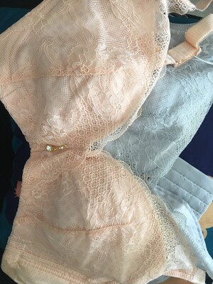 包装很严实，包裹上面没有出现内衣的字眼，保护了买家隐私，再说内衣，质量很好，弹性好，穿着很舒服，卖家很贴心，送了延长扣备用，质量也不错，谢谢卖家，我在网上上买过几次内衣。这次最满意的一次了，做工精致，包装很严密，喜欢，下次还会继续光临珍缇莎的。做工精致，包装很严密。