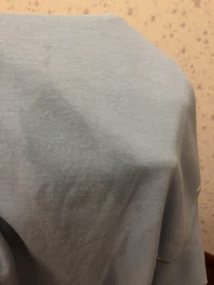 料子确实舒服,但是发现有一块这样的渍,想请买家解释一下怎么回事???吊牌手快剪了,懒得退了。。。 料子确实舒服,但是发现有一块这样的渍,想请买家解释一下怎么回事???吊牌手快剪了,懒得退了。。。