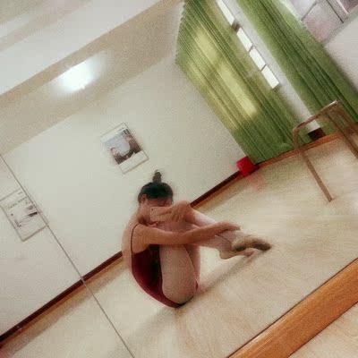 布料非常满意，值这个价，很不错，还送了胸垫，衣服没有色差     穿着做形体训练时也没有紧绷感 很舒适    课很多   这件战袍你值得拥有