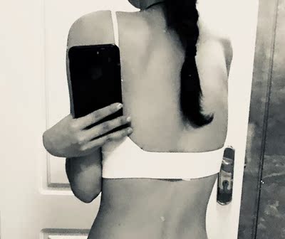 这款内衣加入购物车犹豫了一下还是拍了，刚开始怕这么薄的两层布会不会凸点，结果收到试了并没有，卖家还送了胸垫，这个质量还真的蛮好的，一分价钱一分货，棉质很舒服有弹性，平时穿3**罩杯的本人属于偏瘦的Ｓ号有点紧，但是也能穿，喜欢背部的设计，值得购买！