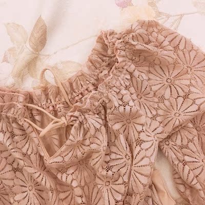 我是微胖身材啦～ 所以适合保守一点的款式 这款就很保守啦哈哈哈哈～ 颜色和图片没有色差 粉嫩嫩的很少女心 &hellip; 然后蕾丝质感属于比较好的那种了 摸着滑溜而且舒服手感不刺 ～ 我比较喜欢这套 个人觉得蛮值得 ～ 而且不显胖这是重点哈哈哈哈 ～ 码数很合适 &hellip; 再就是里面的罩杯有丢丢压胸 可能是我胸太大了