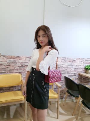 码数刚刚好，穿着很显瘦，腰围也有弹力， 裙子设计挺特别的，皮质也不错