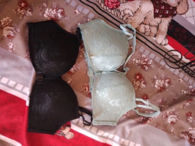 手感光滑，蕾丝摸着挺舒服的，质量很好，穿起来还有一点聚拢效果，可以的