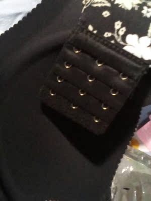 收到洗完就穿身上了，穿了一天，没有钢圈很舒服，不担心太紧勒了。真的是无痕无束缚的感觉，穿上没有束缚感非常舒服。颜色也跟图片没有区别，而且透气不闷。胸型穿上也挺好看，有聚拢效果，质量很好，肩带有弹性还可调长短，不错。