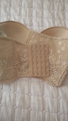 试穿了下 真的不会下滑 有提升效果 聚拢也是有的 但是D罩杯对大胸来说还是有点小 建议可以升级下 整体还说穿一字肩足够了 试穿了下 真的不会下滑 有提升效果 聚拢也是有的 但是D罩杯对大胸来说还是有点小 建议可以升级下 整体还说穿一字肩足够了