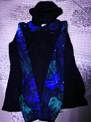 很轻薄的衣服,质量不错,值得入手,穿上很显瘦 很轻薄的衣服,质量不错,值得入手,穿上很显瘦