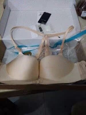 质量都非常的好，弹力比较大;穿上没有束缚感非常舒服;没有味道。洗了也不会掉色变形，穿着非常的舒服，之前在其他店买过款式一样的，价格要便宜些，表面看起来跟这款差不多，但这个穿着比较舒服，拢胸效果非常好，一点束缚感都没有，按尺寸买刚刚合适。