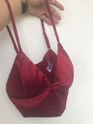 小内内是看博主Chloe推荐的，舒服度很高！面料丝滑，有薄薄的胸垫，客服态度巨好！