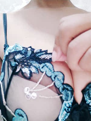 物流蛮快的,包装高大上,还送了手提袋,下午收到洗了,晚上试穿了下,内衣套装质量可以,夏天不会感到闷热,穿着舒适,蕾丝绣花都好柔软,不会扎,整体效果不错,很赞 物流蛮快的,包装高大上,还送了手提袋,下午收到洗了,晚上试穿了下,内衣套装质量可以,夏天不会感到闷热,穿着舒适,蕾丝绣花都好柔软,不会扎,整体效果不错,很赞