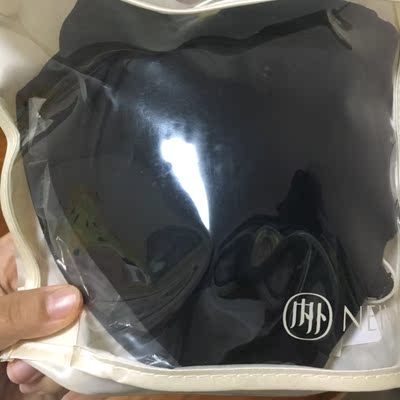 好穿！之前穿的是缺一的内衣，那个还蛮便宜的，可是我胸比较大，穿着总觉得有点小，一个小胸闺蜜给我讲这个还蛮好穿的，我当时没买，毕竟我一c杯不去凑这个热闹吧，然后这次我本来是只打算买两根艾杜纱睫毛膏打底的，然后看见这个牌子也打折就顺便逛了逛，看见这个是大胸可以穿的，就试了试，不显胸，而且不压胸，感觉有只手托着胸，还蛮满意的，希望双十一的时候有更大的折扣，到时候再买