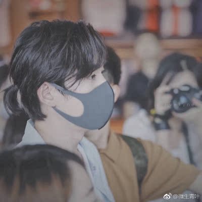 包装很好，送了一大本广告册子哈哈哈。 味道很好闻，现在刚用了第一块经典款的，很好闻。洗完之后就是普通的洗盘子手感，没有啥特别的，有点干，不知道效果是否符合描述，都用完看看有机会来追评。