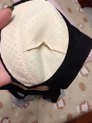 相当不错的一款内衣，穿上感觉挺舒服，手感也不赖，价格也不贵，效果不错效果非常好值得拥有，，最主要的是价格也很便宜实惠，物流也很给力，简直是物超所值~洗过也没有掉色，没有变形，冬季夏季都可以穿很舒适~喜欢的美眉们不要犹豫了，真的很好~，舒适不压迫，无钢圈的果然很舒服，内衣聚拢调整型，而且收副乳，很喜欢