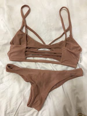 好看，布料手感特好，有点亮亮的～ 就是，内衬胸垫质量再好一些，缝线处，做工得再好一些，价格再贵一点都可以～