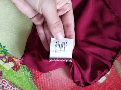 实物颜色色差比较大,确实是酒红色,比这个张图颜色浅(我用了滤镜,为了更接近原色奈何就是没有合适的滤镜)比第二张图颜色深,比第三张图浅,第四张图是卖家图,衣服挺薄的,丝滑度一般,毕竟一分钱一分货,这个质量已经不错了,看第一张图就能看出来没有多余线头,针脚很工整,好评 实物颜色色差比较大,确实是酒红色,比这个张图颜色浅(我用了滤镜,为了更接近原色奈何就是没有合适的滤镜)比第二张图颜色深,比第三张图浅,第四张图是卖家图,衣服挺薄的,丝滑度一般,毕竟一分钱一分货,这个质量已经不错了,看第一张图就能看出来没有多余线头,针脚很工整,好评