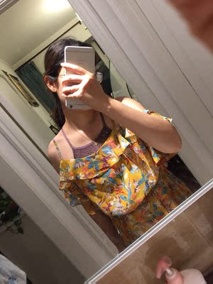 背面好看的 穿着舒适的 我买来就是搭这条黄裙 因为这条裙子前漏后漏的🤦&zwj;♀️不过内衣貌似高了点感觉我这样搭不太好看 激凸啥的也有送胸贴吧 也不知道那个圆点海绵叫啥 而且内衣面料本来就是蕾丝凹凸不平的 所以外衣不紧身我感觉是看不大出来的 我买的紫色 实拍颜色很接近本色了 防走光效果很好 因为很高 我希望商家能出一款稍微低一点的 这样夏天的雪纺好搭配