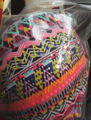 好评！送一胸垫，太显身材，本来想换个其实的，懒的换了！颜色没有小清新的感觉！面料还可以，