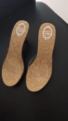 刚收到鞋子打开看上脚清透凉快 ，舒适轻便的一款鞋子，满意卖家服务态度很好 。继续关注再回购！