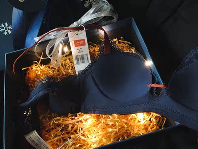 上新预览第一眼看中的款式和颜色～好货不怕晚，预售等的值，搭配一套很美，浅墨蓝色和焦糖色撞再加蕾丝元素色很特别～ 颜值：★★★★★ 做工：★★★★★ 舒适度：★★★★★ 不空杯：★★★★★ 收副乳 聚拢效果：三角杯不做参考