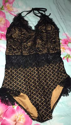 这个蕾丝的穿上是挺好看 而且里边这一层很滑 最主要的是不会走光 包的挺好的 碰到同款的几率也不大