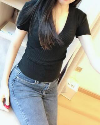 上次买的红色好看，朋友让我买黑色，我试穿也不错