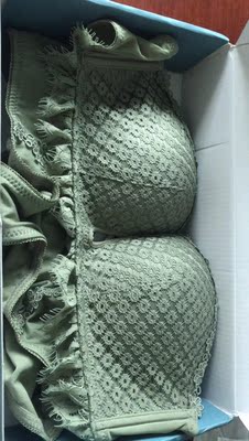 颜色如图片色,与描述一致,很好看,清新的绿色,穿着合适,设计很性感,面料也舒服,好评。 颜色如图片色,与描述一致,很好看,清新的绿色,穿着合适,设计很性感,面料也舒服,好评。