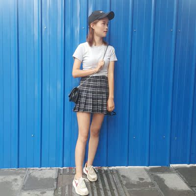 哈哈哈买了几天了一直忙搞忘记评论~ 裙子很漂亮质量杠杠的 废话不多说直接上图 你再犹豫夏天就过了 那么酷的裙子你真的不来一条？？