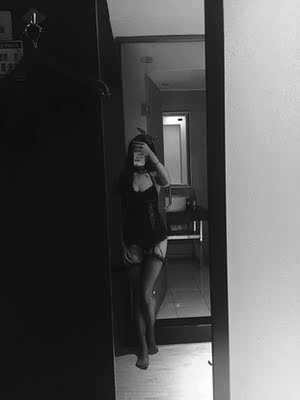 第一次穿这种，还蛮性感，就是质量不是很好，第一次穿就破了。