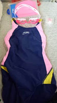 质量挺好的，客服服务态度特别好，女儿穿着大小正好很喜欢，比实体店便宜很多