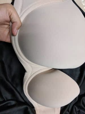 收到包裹的时候纸箱都扁了，不过打开一下，内衣外面有一个精美的盒子，很惊喜。回家试穿了以后，很舒适聚拢还ok，防滑效果很好，不会往下掉，穿了一天整理过一次 已经很不错了 无痕的的确比蕾丝的好搭衣服  收胸效果挺好的，穿上胸型很漂亮，穿衣服都好看了很多，卖家还送了延长扣，如果紧加个延长扣就可以了 终于找到一款一字肩可以穿的内衣了，很开心！会回购！