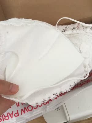 本来不抱幻想能有多好穿的，今天到货试了一下，零束缚，超级喜欢，包装也是纸盒包装一点都没挤压它，很满意，很漂亮的小内衣👙