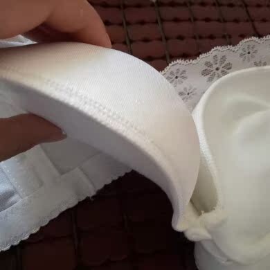 包裹收到了 我只能说太厚了 我的天 那个海绵是 里，内都是凸出来的 就像是椭圆 不是那种凹进去的 我都很疑惑 这个胸怎么抵进去啊 感觉胸都是抵起的 而且发来的文胸还有点脏  我看到没有运险费  我也难得退货了 不然还要自己贴12元的运费 不划算 所以就没打算退 真心不好穿 还有异味 总体来说我下回再也不买这个了 太厚了 不强推 不喜欢