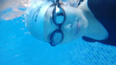 满意，好看，不掉色，无异味，包装完好。弹性挺好，本人身高165，体重110，胸围90拍L码，后背有点紧，供大家参考一下，真心好看显身材，还防晒，超级喜欢。抱歉，自己在水下拍不全