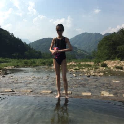 给自己小了很多,看着质量还不错 就留下给女儿穿了 给自己小了很多,看着质量还不错 就留下给女儿穿了