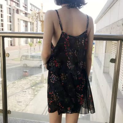 泳衣收到后超喜欢啊，面料穿着很舒服，而且穿上了显瘦，朋友说有一点小性感，以后去海边玩就这个了~