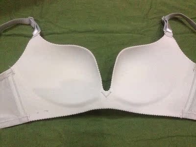 还没穿摸着就很舒服，喜欢呀，试穿很服帖，夏天穿无痕迹，买了一个颜色看看质量，不错不错，还会再回购，买别的颜色&hellip;&hellip;