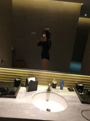 泳衣好看，为了去露天泳池游和户外游准备的。衣袖长了一寸半（本人手臂有点短吧），上半身有点点宽松，不知道会不会篼水，准备拿去把衣袖改短了下水再试。身高160体重53，买的L号，希望能给大家一个参考。