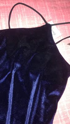 衣服很漂亮，修身，适合直播穿，质量还行