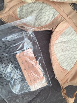 第一次买这种没有海绵的文胸，试穿了一下，感觉还可以，就是胸型没那么好看了，侧翼的面料没有棉，感觉不太舒服 ，大小还合适。