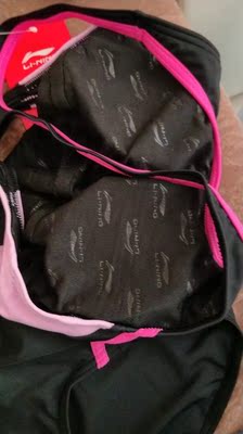 贴心的设计，还配了胸垫，体育用品首选李宁。价格实惠材质好