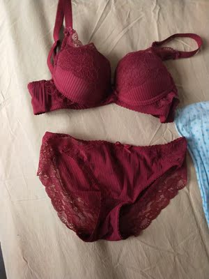 第一次穿这个牌子，不知道是不是正品。上衣穿着挺有型的，内裤S的有点小了。内裤大点就完美了。