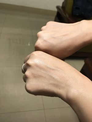 物流很快，七夕价两支才118元包税了。验证了是正品。昨天一收到货就马上涂了，感觉很滋润，一整晚凉空调都能保住水分。但如果是白天涂的话，会很油啊，而且我不太习惯维他命E的味道，很像一股胶味！我是易过敏的皮肤，涂了这支也没异常～