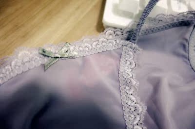 灰色的这个灰色,必须重点说一下。首先颜色特别高大上,低调冷淡风的灰。两边那个吊带,仔细琢磨还是很有意思的,不是平平的那种吊带,是一圈一圈有褶子螺旋的那种的,就很特别感觉。还有蕾丝边很美,最重要是穿的太舒服了,无痕的清凉爽快的感觉。特别适合夏天穿,然后天冷了可以买黑色的,黑色更加性感一些。总之美爆了,便宜好穿!!男朋友也很喜欢,不缩水不掉色的,姐们们可以放心买。。感觉我拍照还不错哈哈哈,至少拍的挺清楚的,老板你要不要给我优惠点再:) 灰色的这个灰色,必须重点说一下。首先颜色特别高大上,低调冷淡风的灰。两边那个吊带,仔细琢磨还是很有意思的,不是平平的那种吊带,是一圈一圈有褶子螺旋的那种的,就很特别感觉。还有蕾丝边很美,最重要是穿的太舒服了,无痕的清凉爽快的感觉。特别适合夏天穿,然后天冷了可以买黑色的,黑色更加性感一些。总之美爆了,便宜好穿!!男朋友也很喜欢,不缩水不掉色的,姐们们可以放心买。。感觉我拍照还不错哈哈哈,至少拍的挺清楚的,老板你要不要给我优惠点再:)